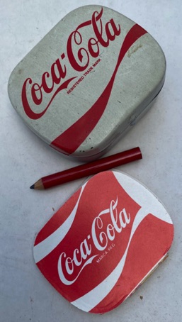 5781-1  € 3,00 coca cola blikje met notite en potlood.jpeg